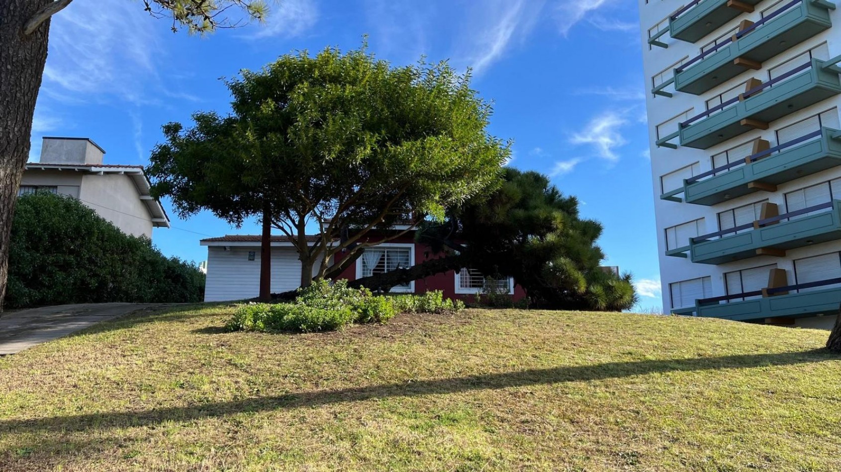 CASA CON LOTE MULTI-FAMILIAR HOTELERO 