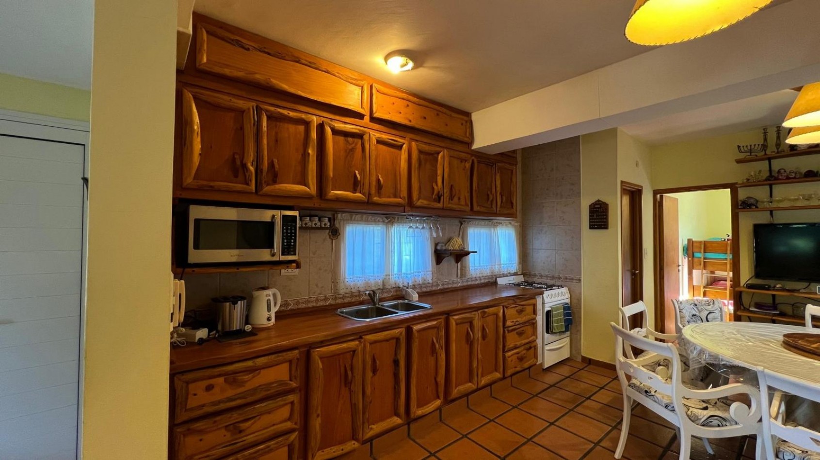 CASA CON LOTE MULTI-FAMILIAR HOTELERO 
