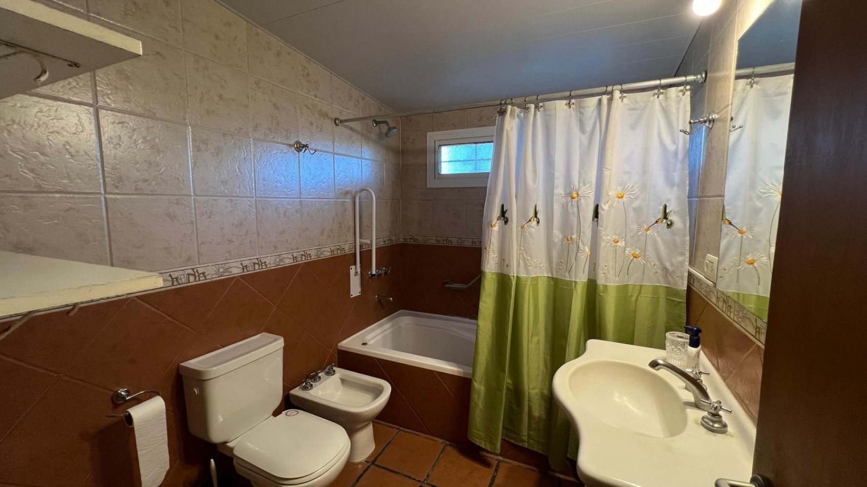 CASA CON LOTE MULTI-FAMILIAR HOTELERO 