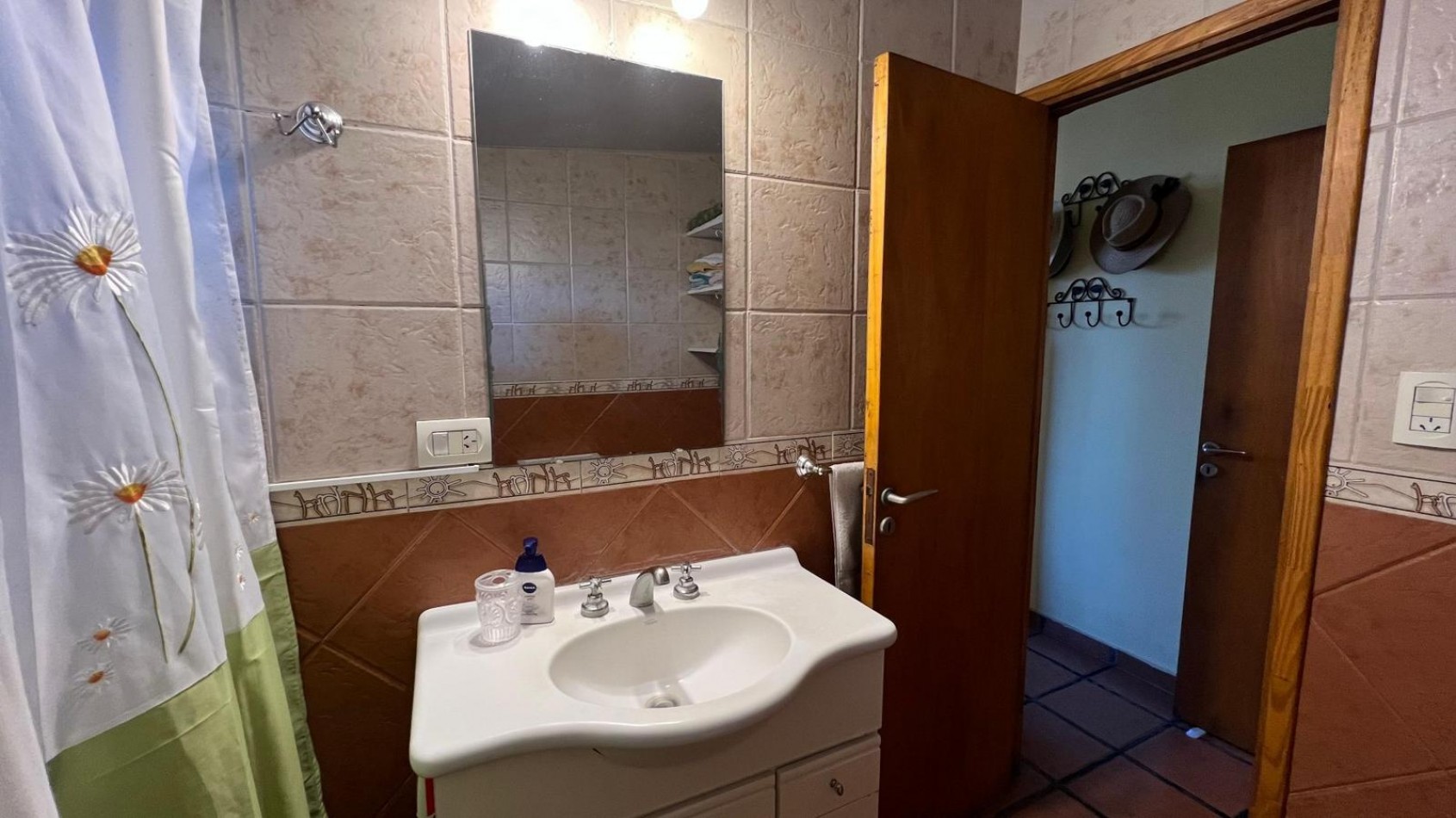 CASA CON LOTE MULTI-FAMILIAR HOTELERO 