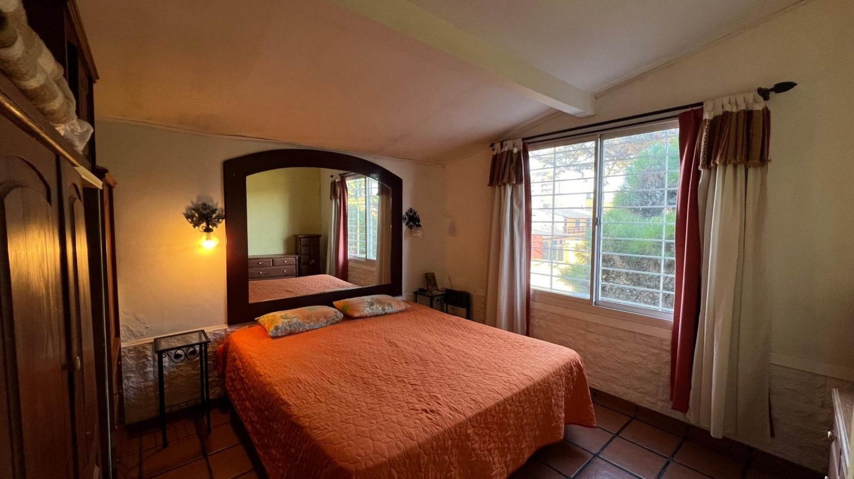 CASA CON LOTE MULTI-FAMILIAR HOTELERO 