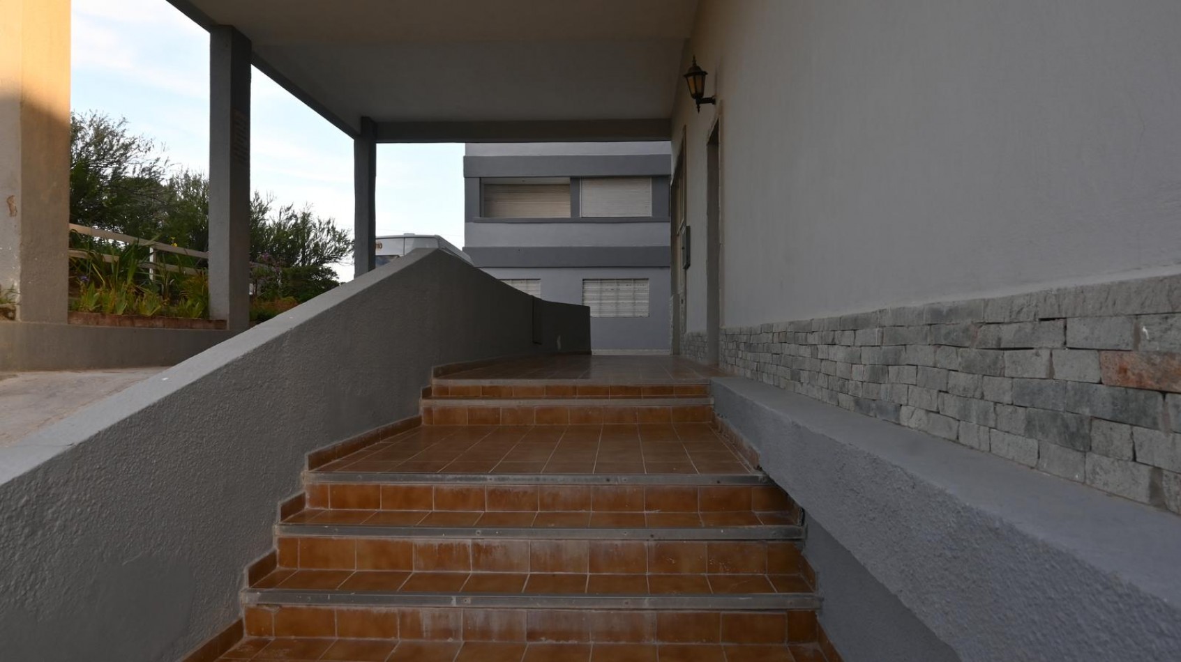 A LA VENTA - MONOAMBIENTE CON COCHERA Y SALIDA DIRECTA A LA PLAYA EN VILLA GESELL