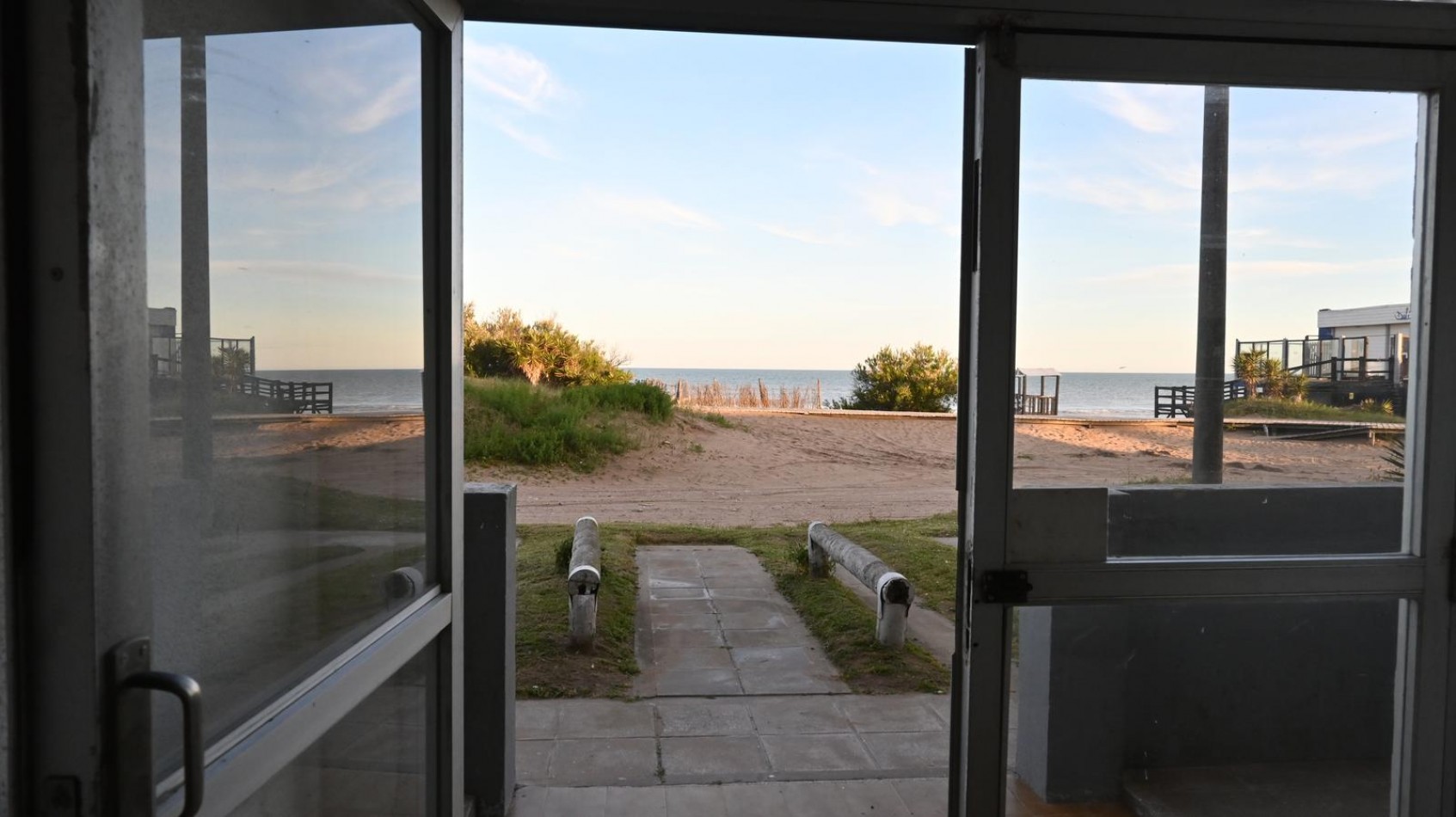 A LA VENTA - MONOAMBIENTE CON COCHERA Y SALIDA DIRECTA A LA PLAYA EN VILLA GESELL