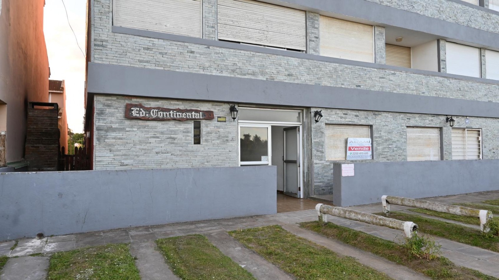 A LA VENTA - MONOAMBIENTE CON COCHERA Y SALIDA DIRECTA A LA PLAYA EN VILLA GESELL