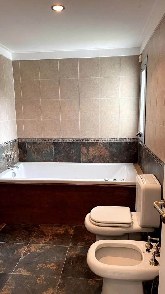 A LA VENTA CASA 5 AMBIENTES CON PISCINA - CENTRO DE VILLA GESELL