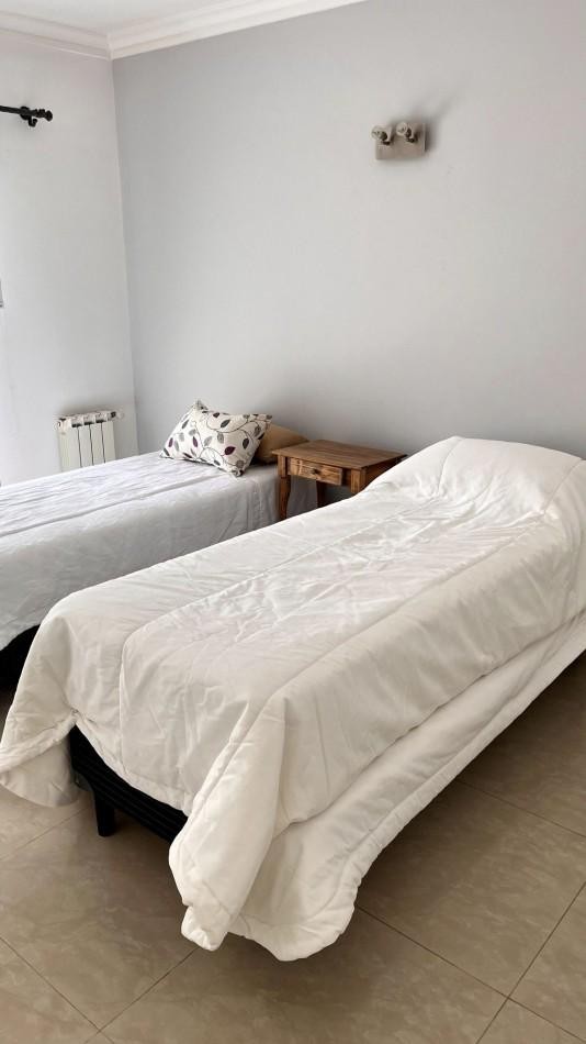A LA VENTA CASA 5 AMBIENTES CON PISCINA - CENTRO DE VILLA GESELL