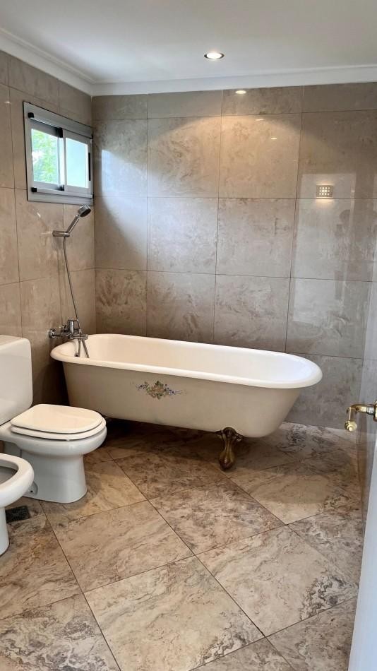 A LA VENTA CASA 5 AMBIENTES CON PISCINA - CENTRO DE VILLA GESELL
