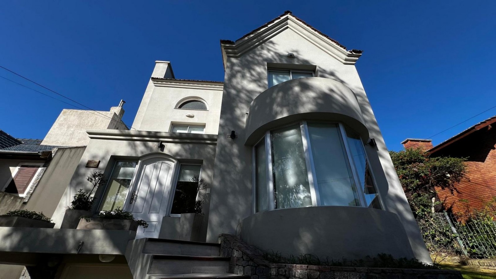 A LA VENTA CASA 5 AMBIENTES CON PISCINA - CENTRO DE VILLA GESELL