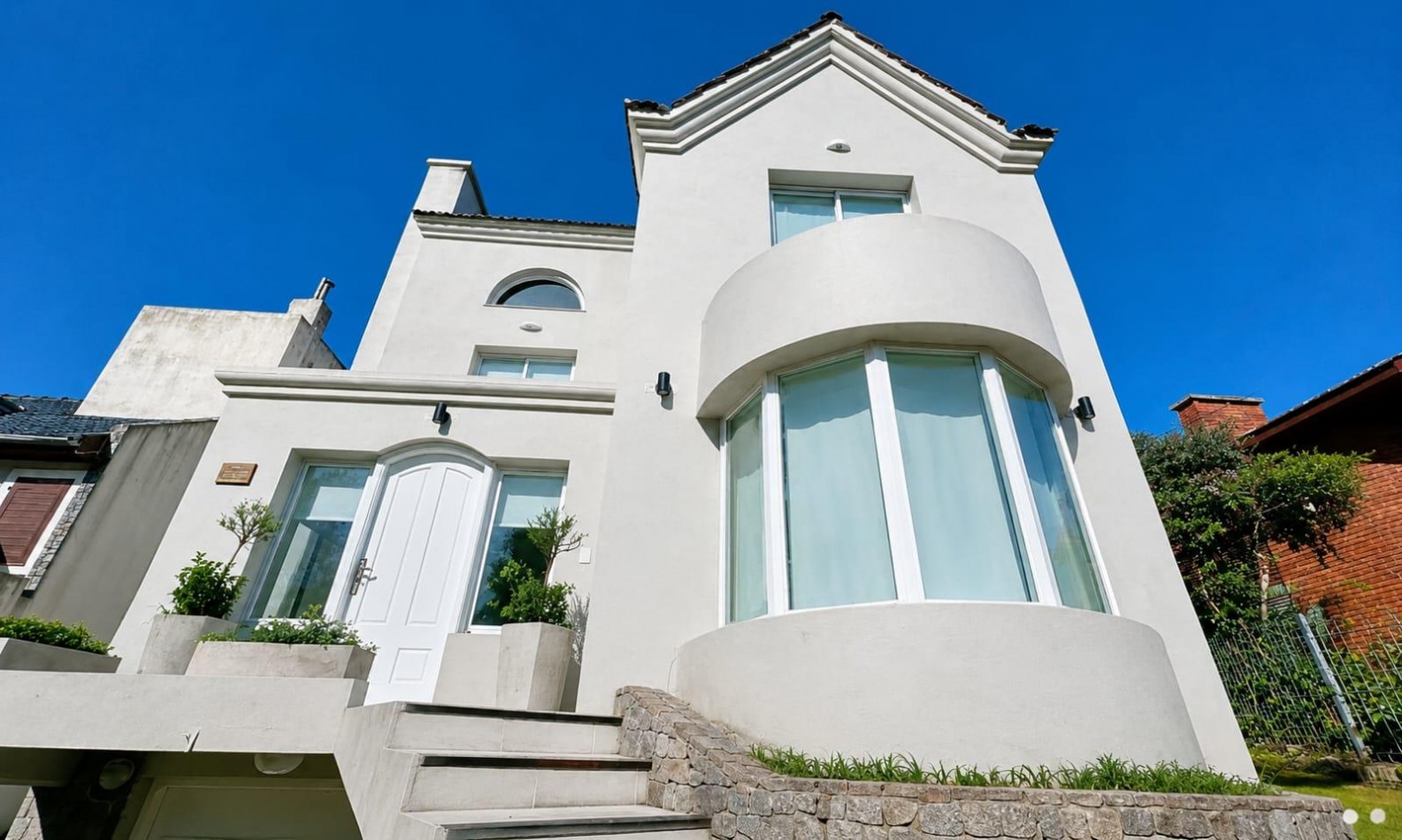 A LA VENTA CASA 5 AMBIENTES CON PISCINA - CENTRO DE VILLA GESELL