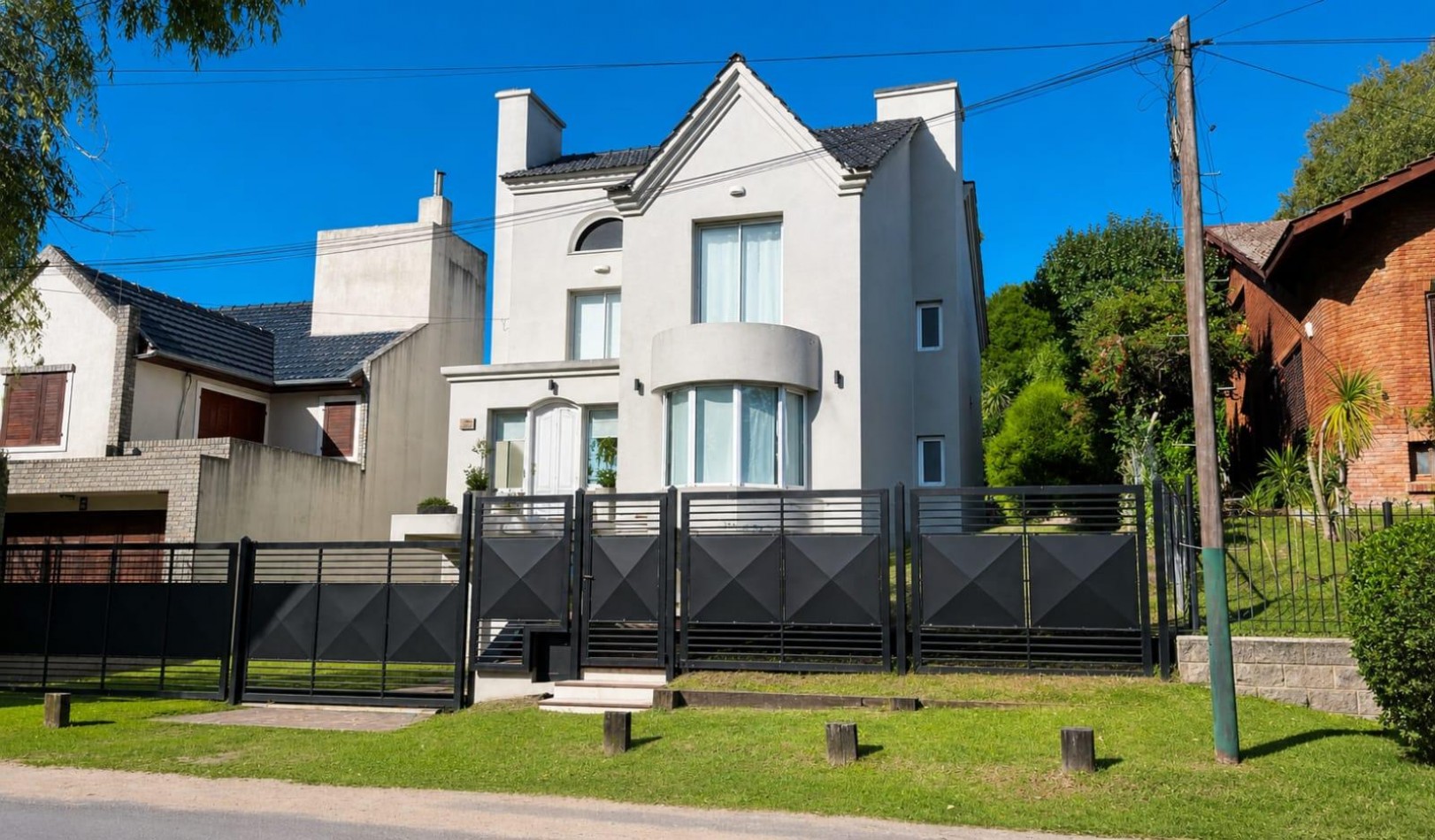 A LA VENTA CASA 5 AMBIENTES CON PISCINA - CENTRO DE VILLA GESELL