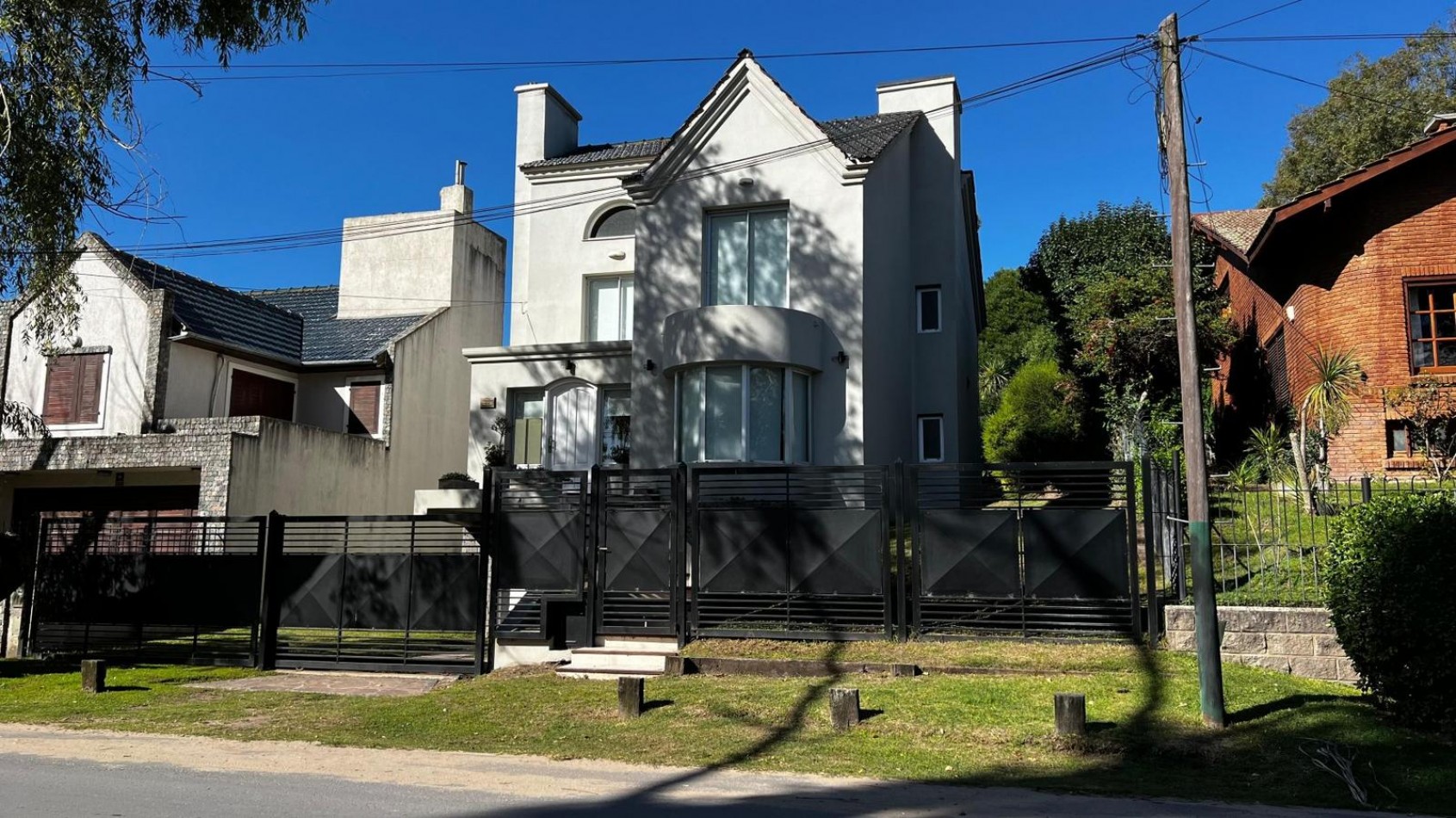 A LA VENTA CASA 5 AMBIENTES CON PISCINA - CENTRO DE VILLA GESELL