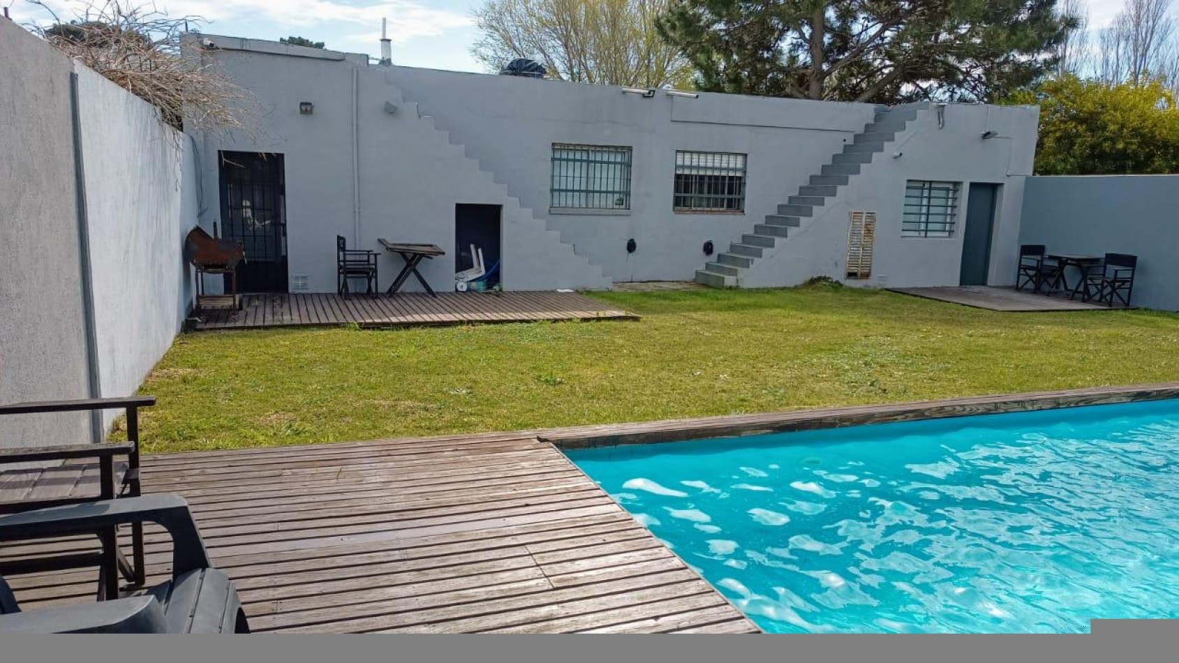 A LA VENTA COMPLEJO DE 4 DEPARTAMENTOS CON PISCINA EN VILLA GESELL - FINANCIA
