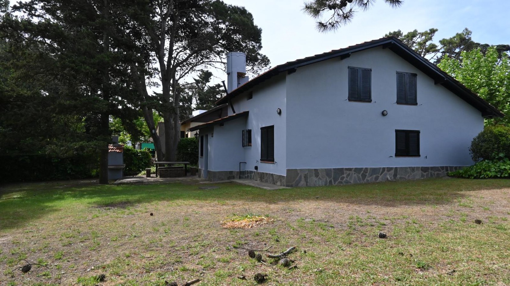 TITULO: A LA VENTA CASA DE 5 AMBIENTES EN BARRIO NORTE - VILLA GESELL