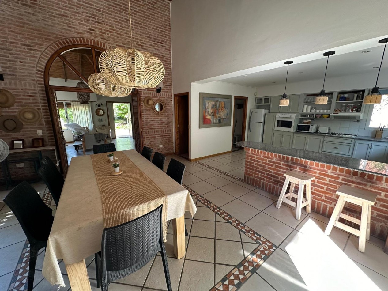 CASA DE 5 AMBIENTES EN ALQUILER - VILLA GESELL