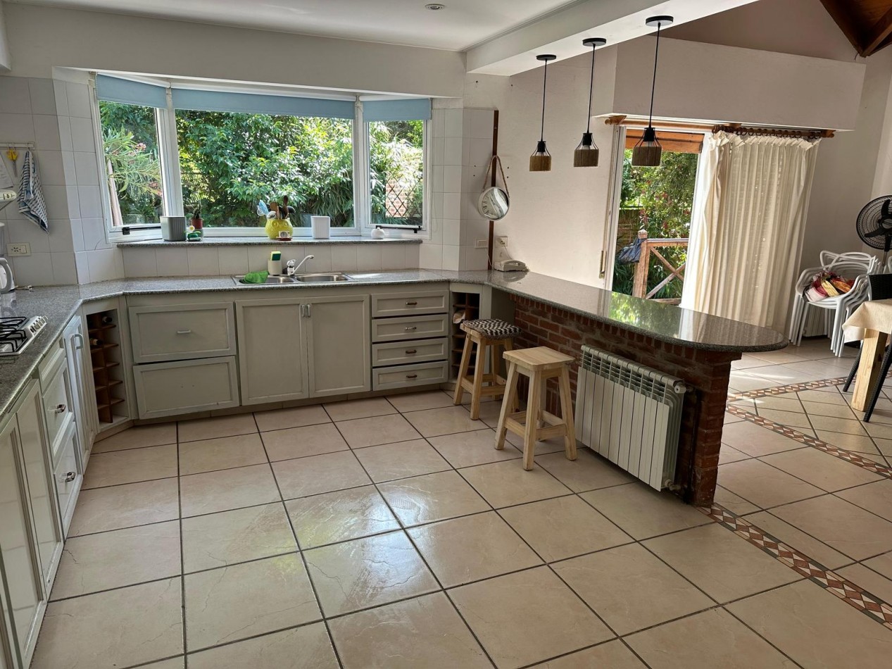 CASA DE 5 AMBIENTES EN ALQUILER - VILLA GESELL