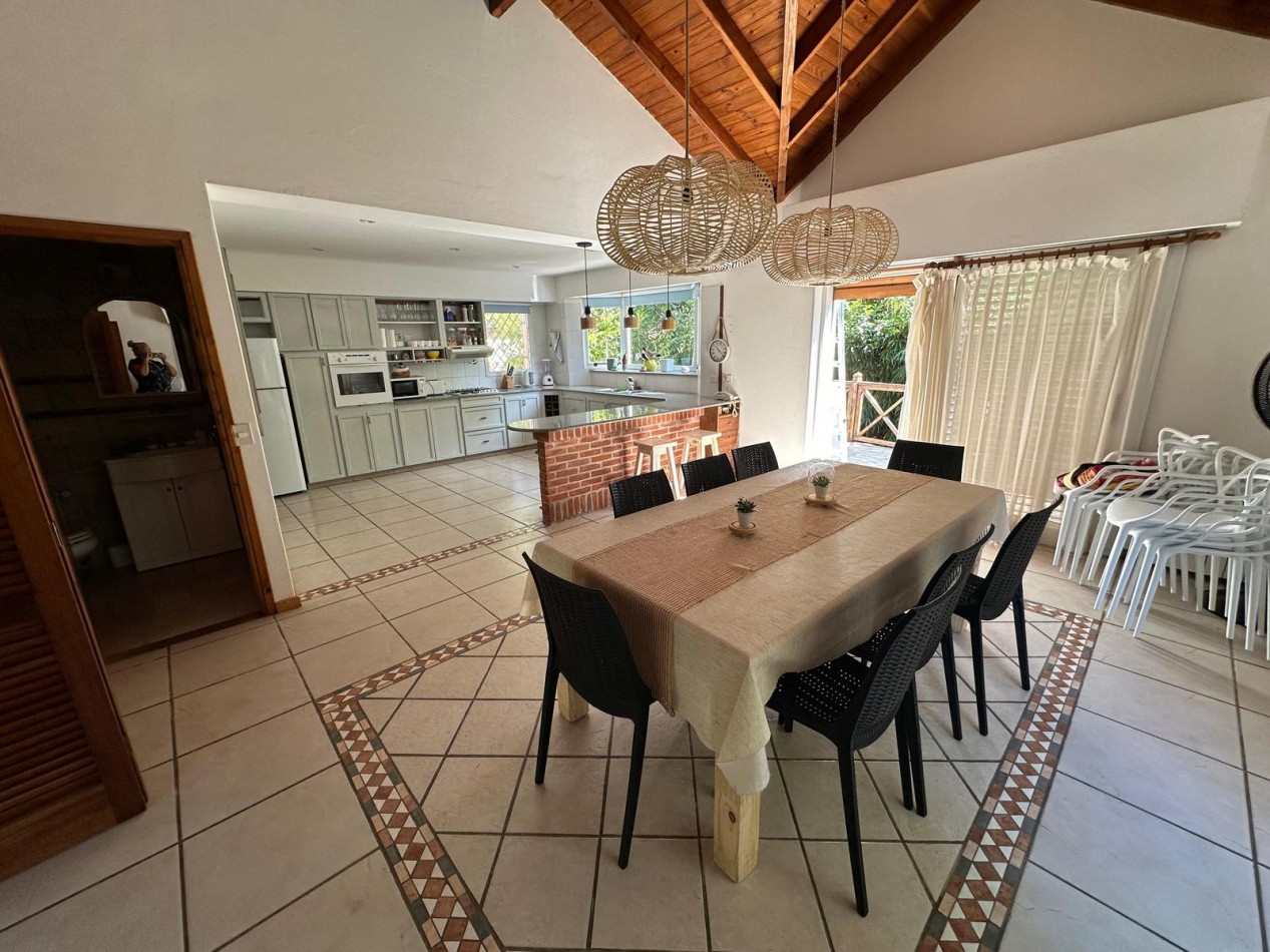 CASA DE 5 AMBIENTES EN ALQUILER - VILLA GESELL
