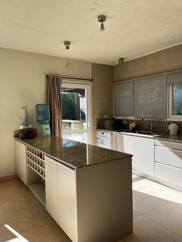 CASA MODERNA A LA VENTA EN MAR AZUL 