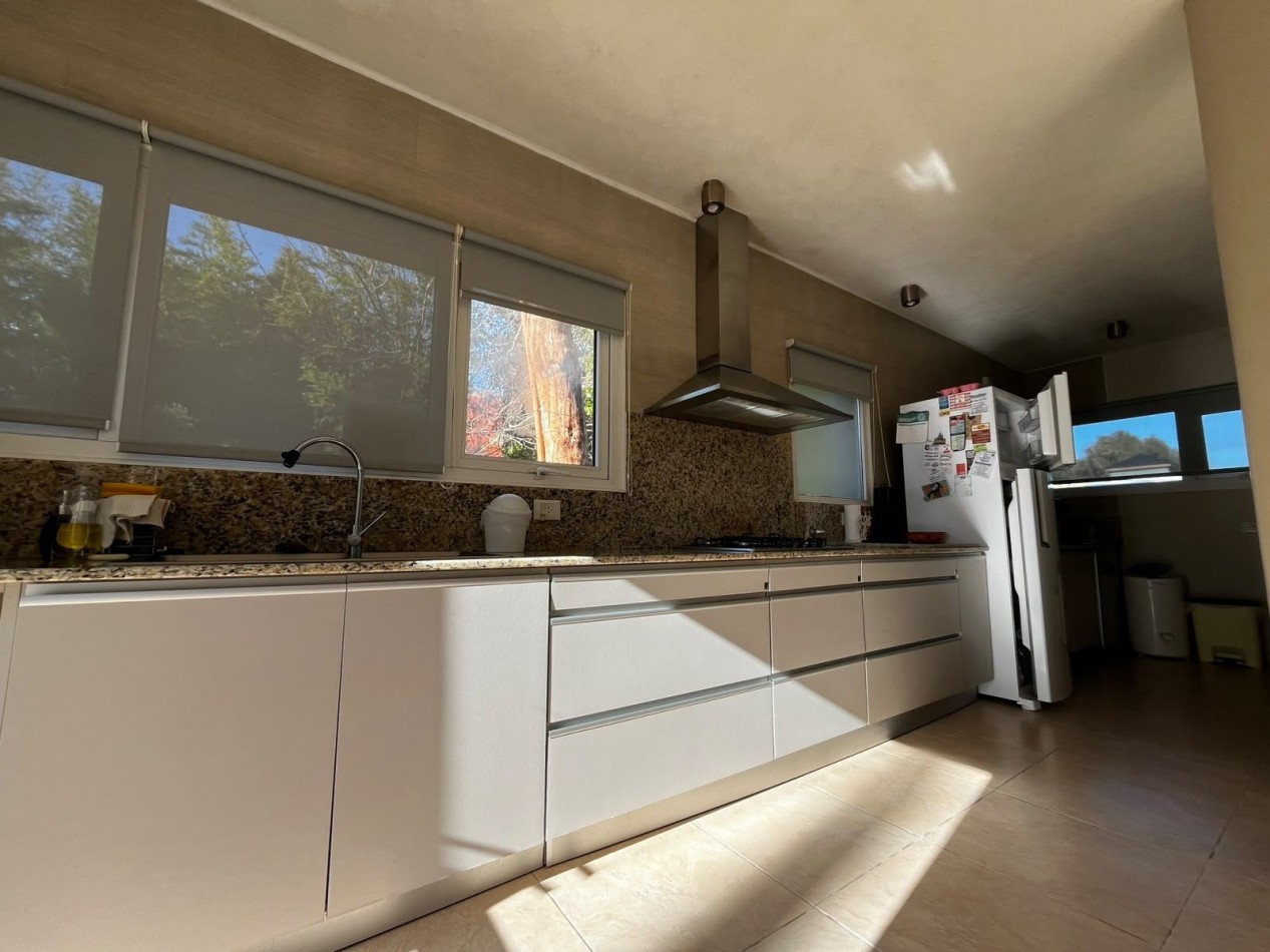 CASA MODERNA A LA VENTA EN MAR AZUL 
