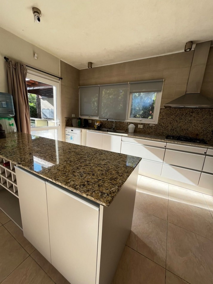 CASA MODERNA A LA VENTA EN MAR AZUL 